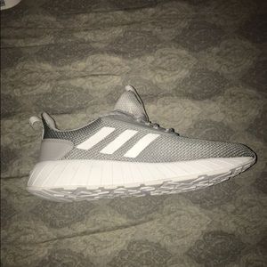 I am selling that brand new Adidas shoes